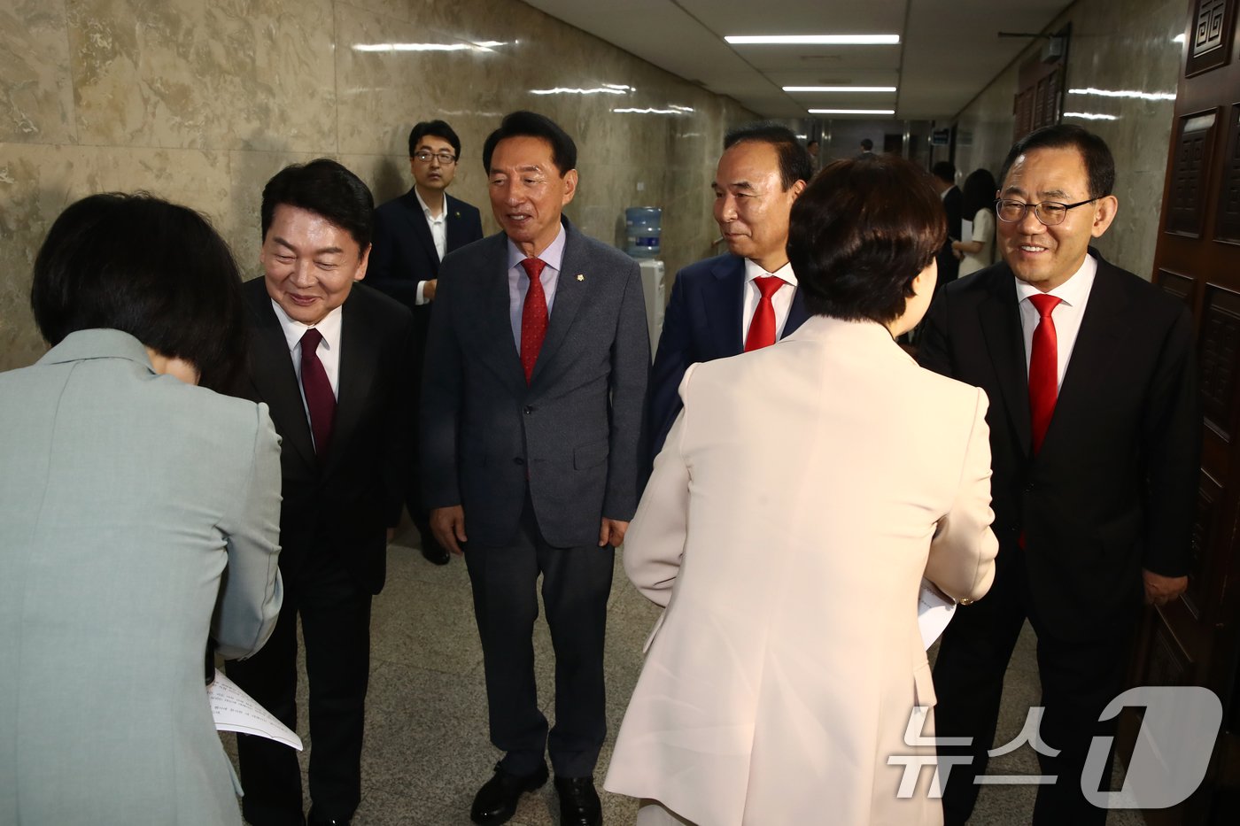 본문 이미지 - 27일 오전 서울 여의도 국회에서 열리는 국민의힘 제22대 국회 전반기 당 국회부의장, 상임위원장 후보자 선출을 위한 의원총회장 앞에서 외통위원장 선거에 도전하 안철수(왼쪽부터), 김석기 의원, 국회부의장에 도전하는 주호영, 박덕흠 의원이 의원들에게 인사하고 있다, 2024.6.27/뉴스1 ⓒ News1 이광호 기자