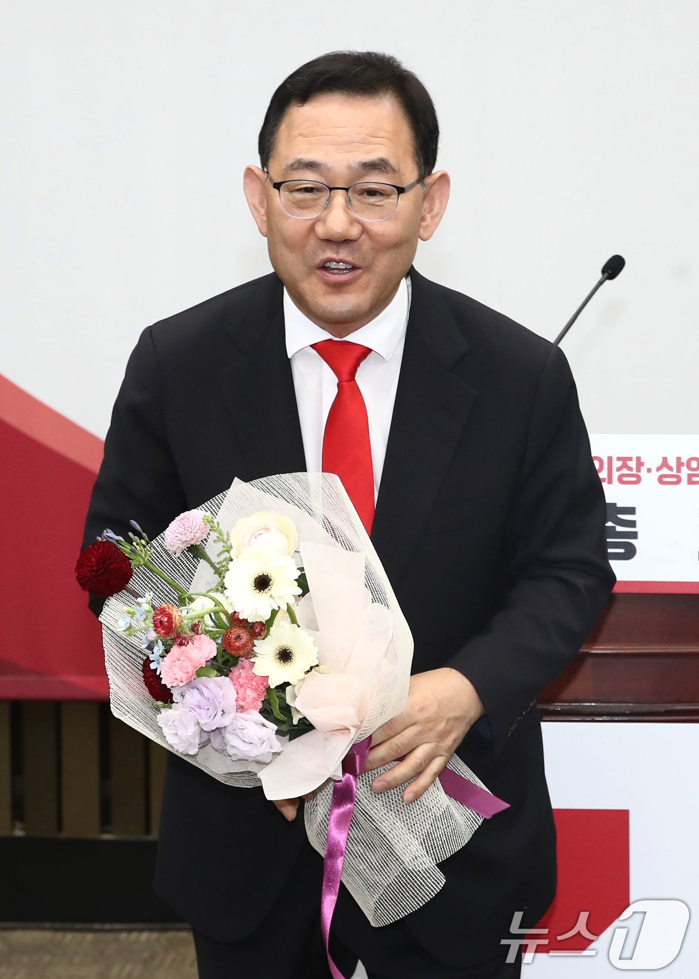 본문 이미지 - 27일 오전 서울 여의도 국회에서 열린 국민의힘 제22대 국회 전반기 당 국회부의장, 상임위원장 후보자 선출을 위한 의원총회에서 국회부의장후보로 선출된 주호영 의원이 전달받은 꽃다발을 들고 있다. 2024.6.27/뉴스1 ⓒ News1 이광호 기자