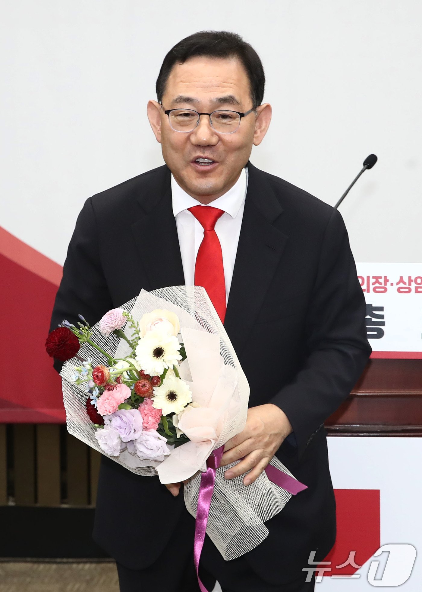 27일 오전 서울 여의도 국회에서 열린 국민의힘 제22대 국회 전반기 당 국회부의장, 상임위원장 후보자 선출을 위한 의원총회에서 국회부의장후보로 선출된 주호영 의원이 전달받은 꽃다발을 들고 있다. 2024.6.27/뉴스1 ⓒ News1 이광호 기자