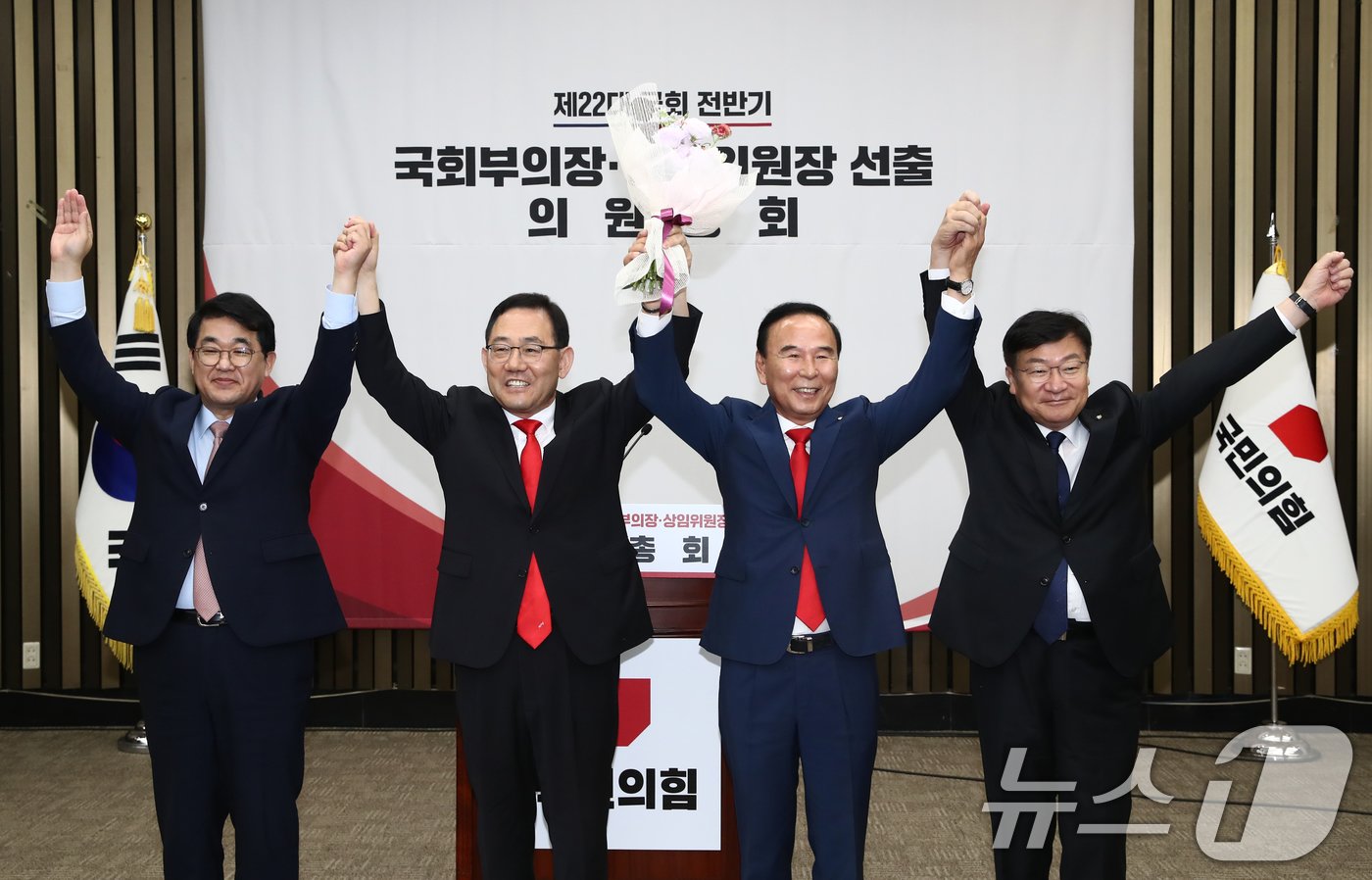 본문 이미지 - 27일 오전 서울 여의도 국회에서 열린 국민의힘 제22대 국회 전반기 당 국회부의장, 상임위원장 후보자 선출을 위한 의원총회에서 국회부의장후보로 선출된 주호영 의원이 두 손을 들어보이고 있다. 왼쪽부터 배준영 원내수석부대표, 주 의원, 박덕흠 의원, 정점식 정책위의장.2024.6.27/뉴스1 ⓒ News1 이광호 기자