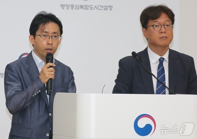 본문 이미지 - 행정중심복합도시건설청 김홍락 도시계획국장(오른쪽),과 홍순민 도시정책과장이 27일 세종시 나성동 숙박시설 확충 계획을 발표하고 있다.  ⓒ News1 장동열 기자