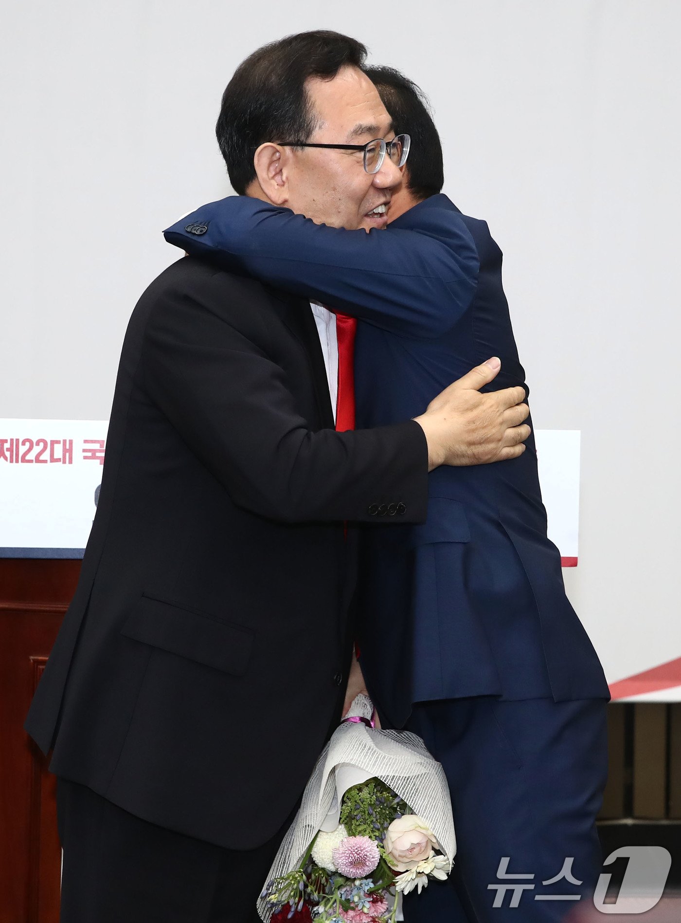 본문 이미지 - 27일 오전 서울 여의도 국회에서 열린 국민의힘 제22대 국회 전반기 당 국회부의장, 상임위원장 후보자 선출을 위한 의원총회에서 국회부의장후보로 선출된 주호영 의원이 두 손을 들어보이고 있다. 2024.6.27/뉴스1 ⓒ News1 이광호 기자