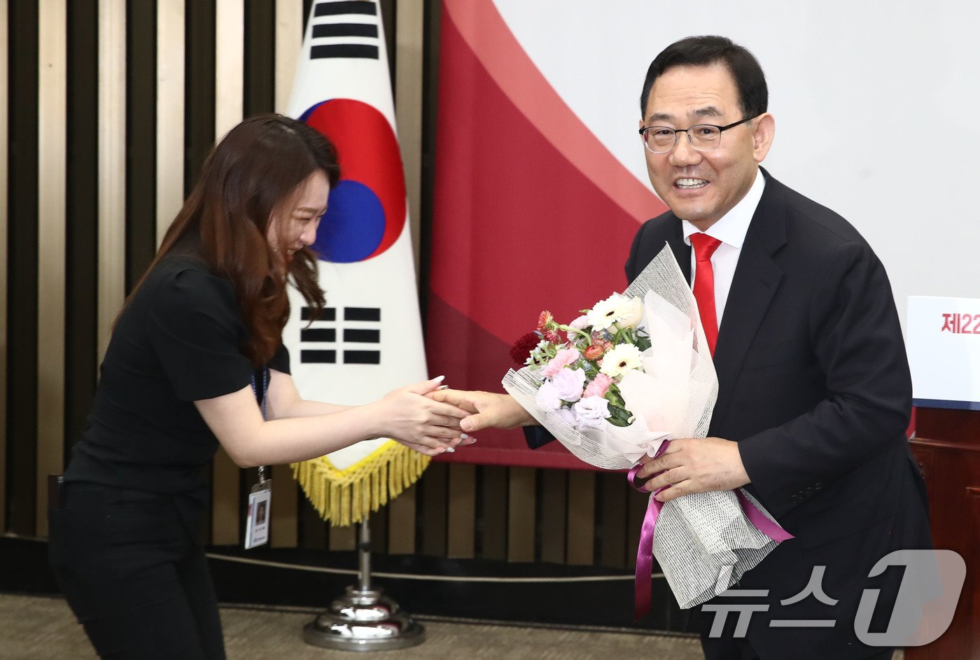 본문 이미지 - 27일 오전 서울 여의도 국회에서 열린 국민의힘 제22대 국회 전반기 당 국회부의장, 상임위원장 후보자 선출을 위한 의원총회에서 국회부의장후보로 선출된 주호영 의원이 꽃다발을 전달받고 있다. 2024.6.27/뉴스1 ⓒ News1 이광호 기자