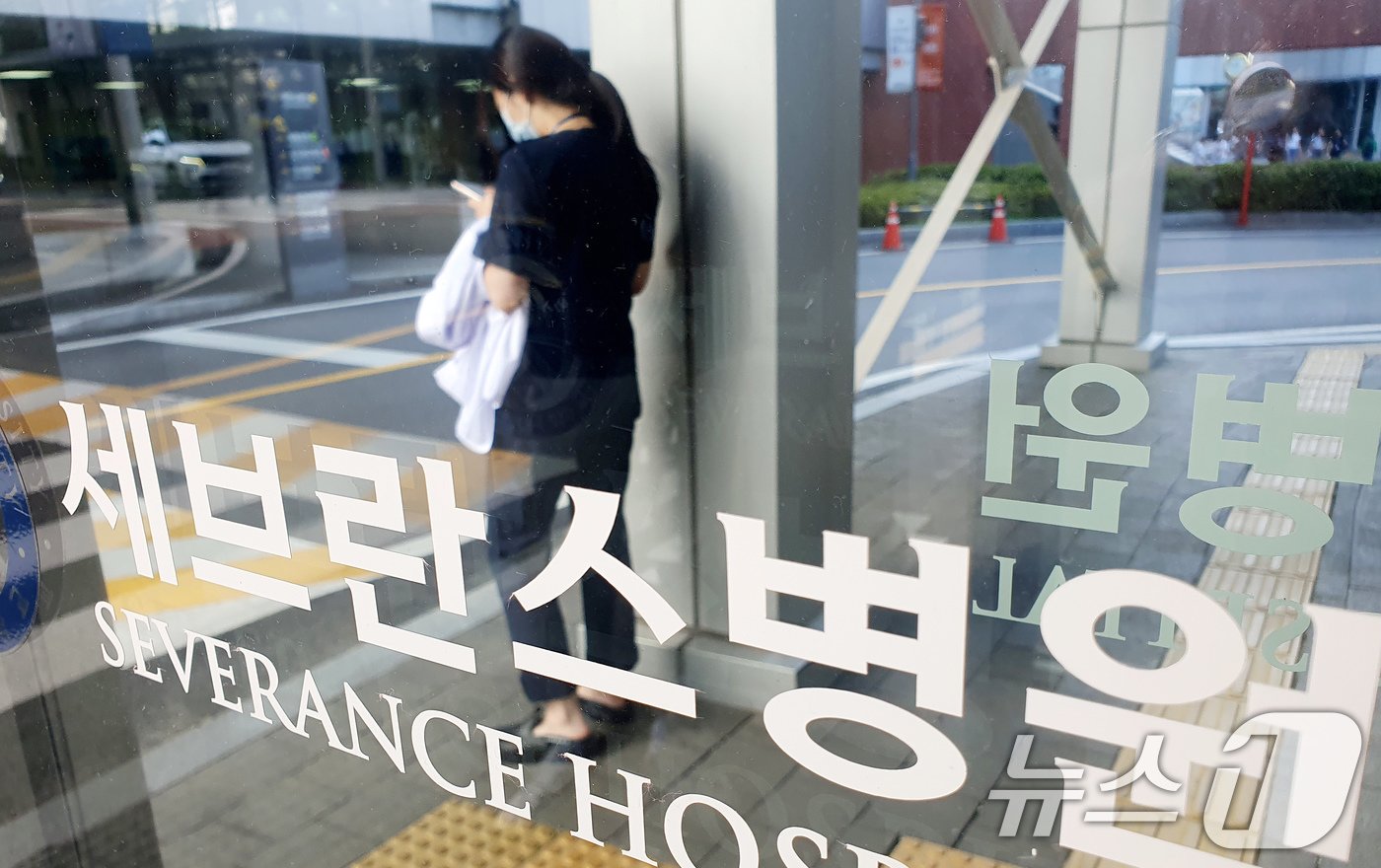 본문 이미지 - 연세 세브란스 교수들이 무기한 휴진에 돌입한 27일 오전 서울 서대문구 세브란스 병원에서 가운을 벗은 의료진이 이동하고 있다. 2024.6.27/뉴스1 ⓒ News1 장수영 기자