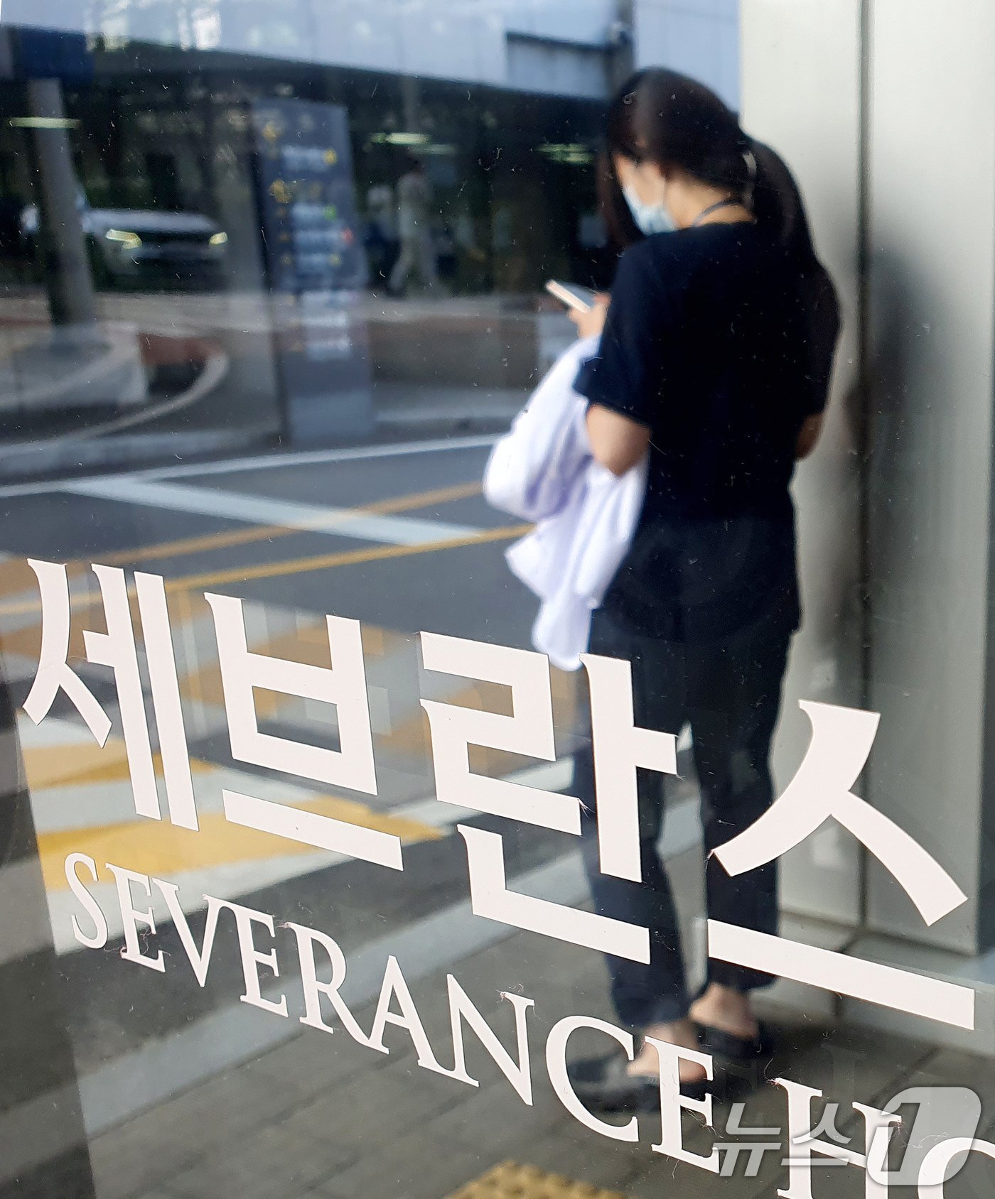 본문 이미지 - 연세 세브란스 교수들이 무기한 휴진에 돌입한 27일 오전 서울 서대문구 세브란스 병원에서 가운을 벗은 의료진이 이동하고 있다. 2024.6.27/뉴스1 ⓒ News1 장수영 기자