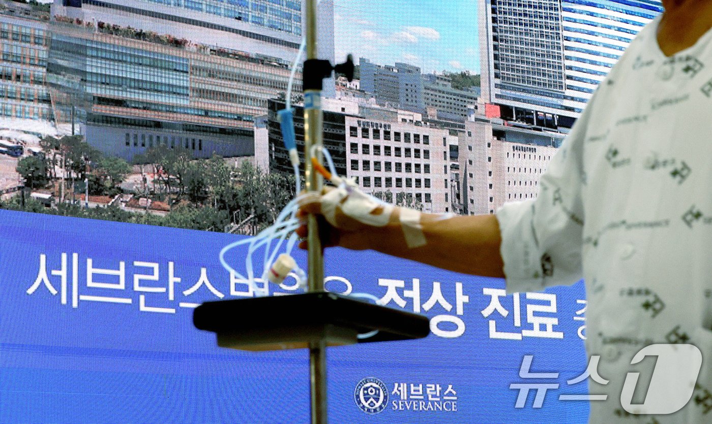 본문 이미지 - 연세 세브란스 교수들이 무기한 휴진에 돌입한 27일 오전 서울 서대문구 세브란스 병원 전광판에 '세브란스병원은 정상 진료 중입니다'라는 문구가 표시되고 있다. 2024.6.27/뉴스1 ⓒ News1 장수영 기자