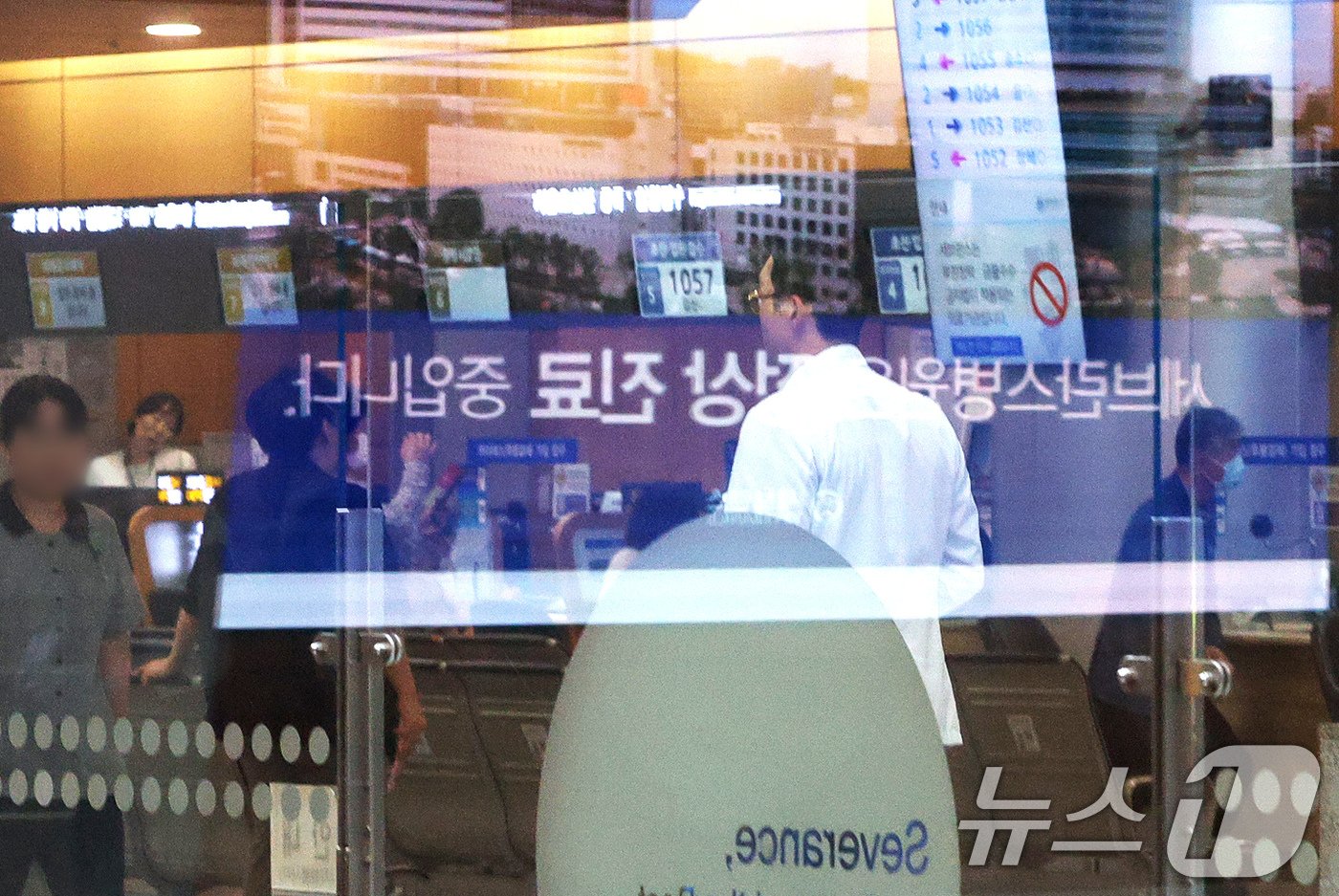본문 이미지 - 연세 세브란스 교수들이 무기한 휴진에 돌입한 27일 오전 서울 서대문구 세브란스 병원 전광판에 표시 중인 '세브란스병원은 정상 진료 중입니다'안내 문구 앞으로 의료진이 지나가고 있다. 2024.6.27/뉴스1 ⓒ News1 장수영 기자