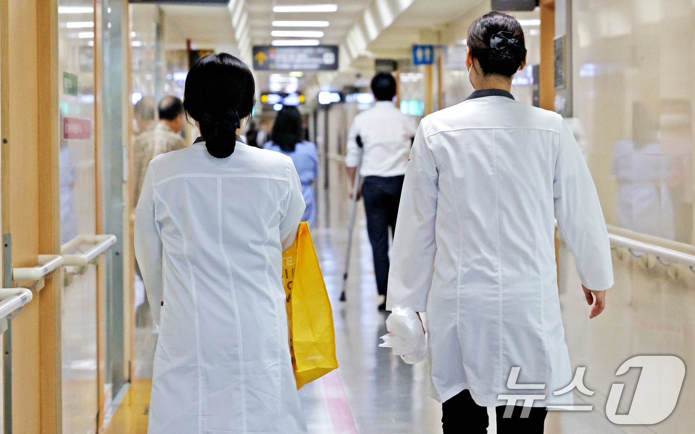 본문 이미지 - 연세 세브란스 교수들이 무기한 휴진에 돌입한 27일 오전 서울 서대문구 세브란스 병원에서 의료진이 이동하고 있다. 2024.6.27/뉴스1 ⓒ News1 장수영 기자