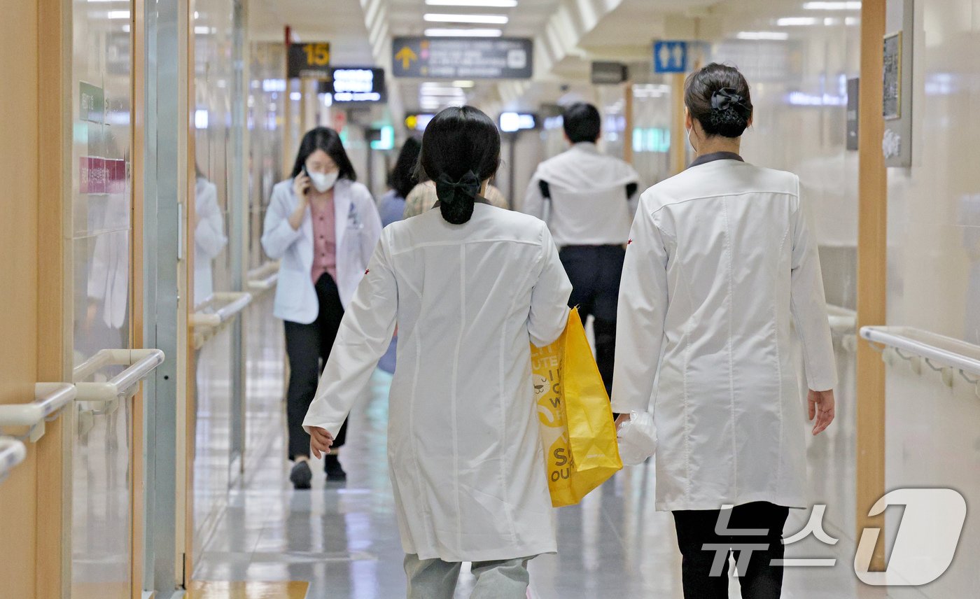 본문 이미지 - 연세 세브란스 교수들이 무기한 휴진에 돌입한 27일 오전 서울 서대문구 세브란스 병원에서 의료진이 이동하고 있다. 2024.6.27/뉴스1 ⓒ News1 장수영 기자