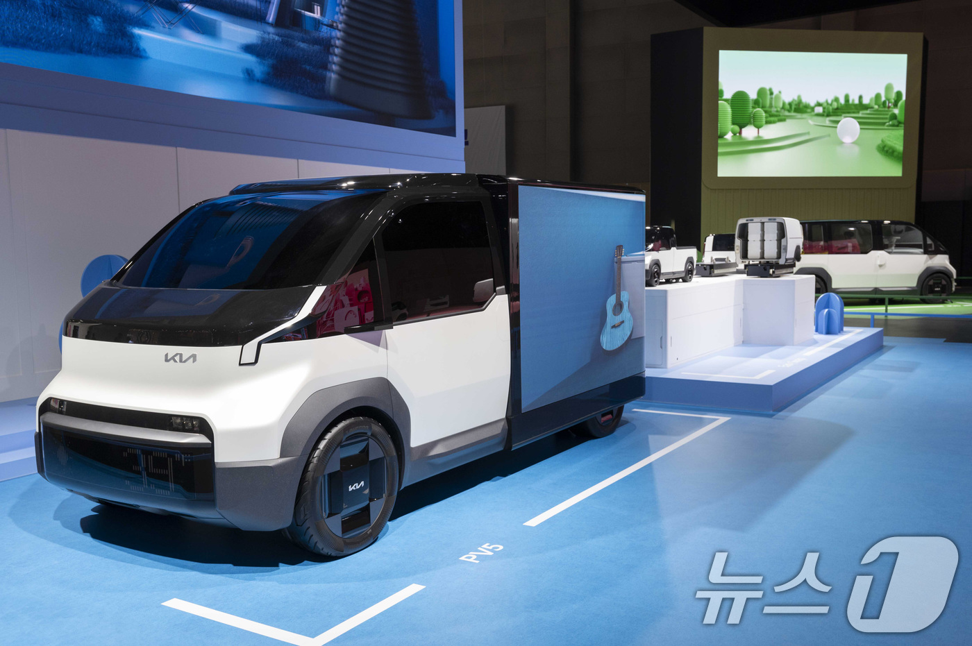 (서울=뉴스1) = 기아가 오는 28일부터 7월 7일까지 부산 벡스코(BEXCO)에서 열리는 '2024 부산모빌리티쇼'에 참가한다고 27일 밝혔다.기아는 움직임과 방향성을 보여주는 …