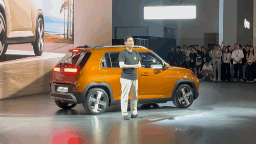 본문 이미지 -  정유석 기아 국내사업본부 부사장이 경형 전기 SUV '캐스퍼 일렉트릭'에 대해 발표하고 있다(현대자동차 제공).