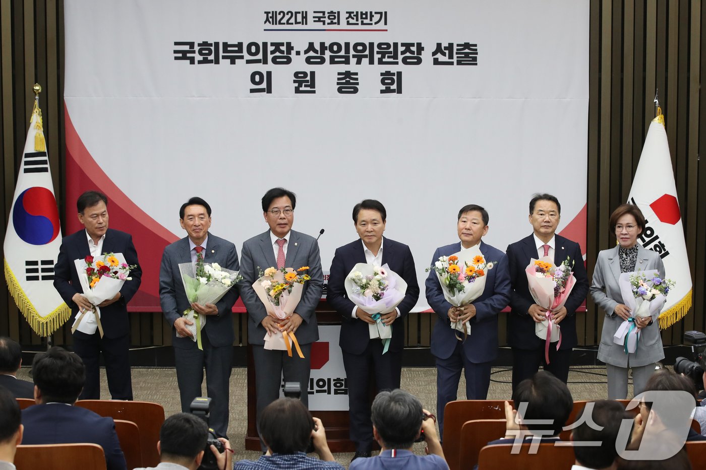 27일 오전 서울 여의도 국회에서 열린 제22대 국회 전반기 당 국회부의장, 상임위원장 후보자 선출을 위한 의원총회에서 상임위원장 후보로 선출된 의원들이 꽃다발을 들고 있다. 왼쪽부터 윤한홍 정무위원장 후보, 김석기 외교통일위원장 후보, 송언석 기획재정위원장 후보, 성일종 국방위원장 후보, 이철규 산업통상자원중소벤처기업위원장 후보, 신성범 정보위원장 후보, 이인선 여성가족위원장 후보. 2024.6.27/뉴스1 ⓒ News1 이광호 기자