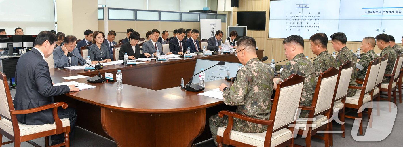 김선호 국방부 차관이 27일 서울 용산구 국방부 청사에서 최근 발생한 군내 사망사고 관련 재발방지대책을 논의하기 위한 ‘신병교육대 사고 관련 재발방지 대책회의’를 주재하고 있다. &#40;국방부 제공&#41; 2024.6.27/뉴스1