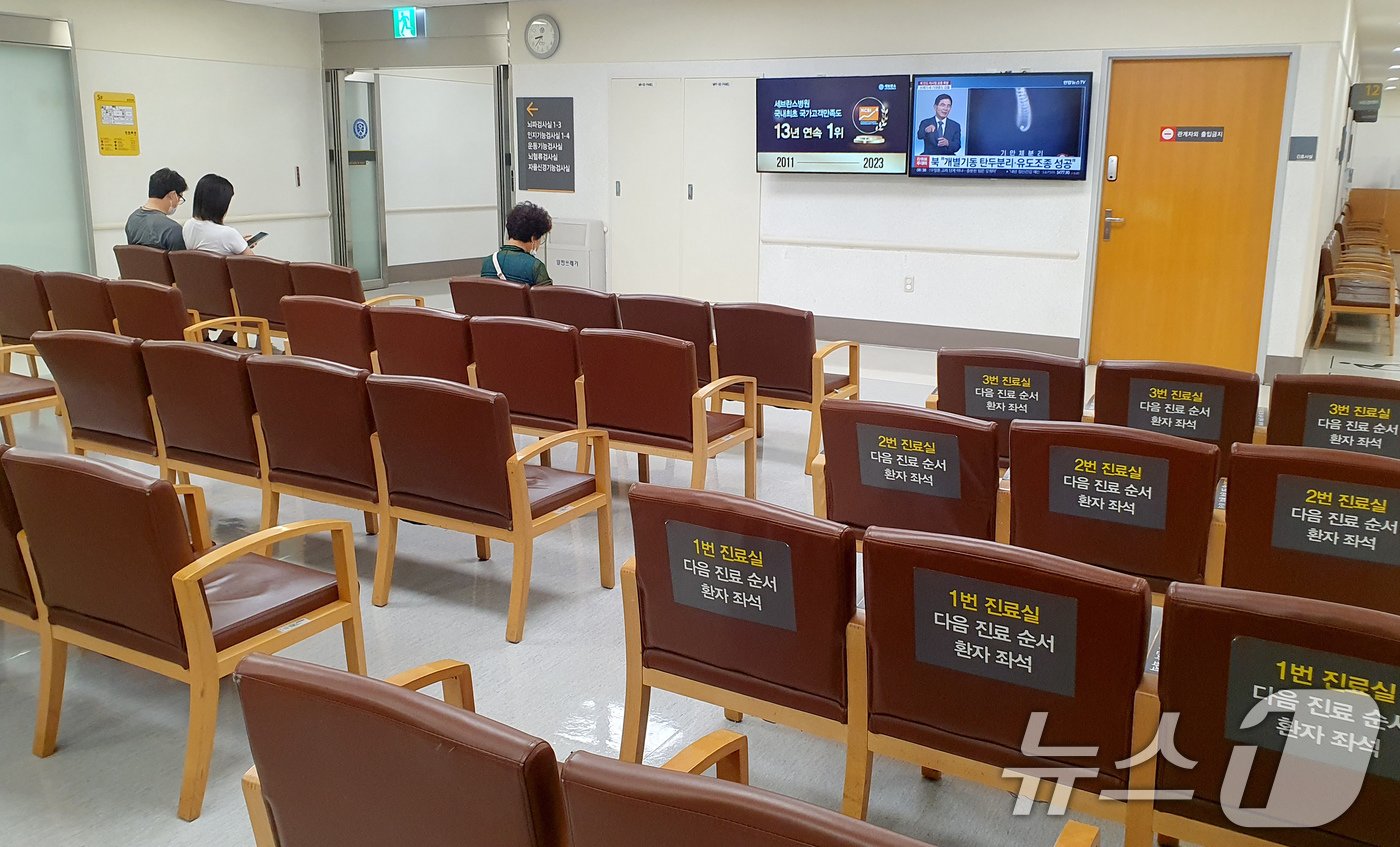 본문 이미지 - 연세 세브란스 교수들이 무기한 휴진에 돌입한 27일 오전 서울 서대문구 세브란스 병원 대기실이 진료시간을 앞두고 비교적 한산한 모습을 보이고 있다. 2024.6.27/뉴스1 ⓒ News1 장수영 기자