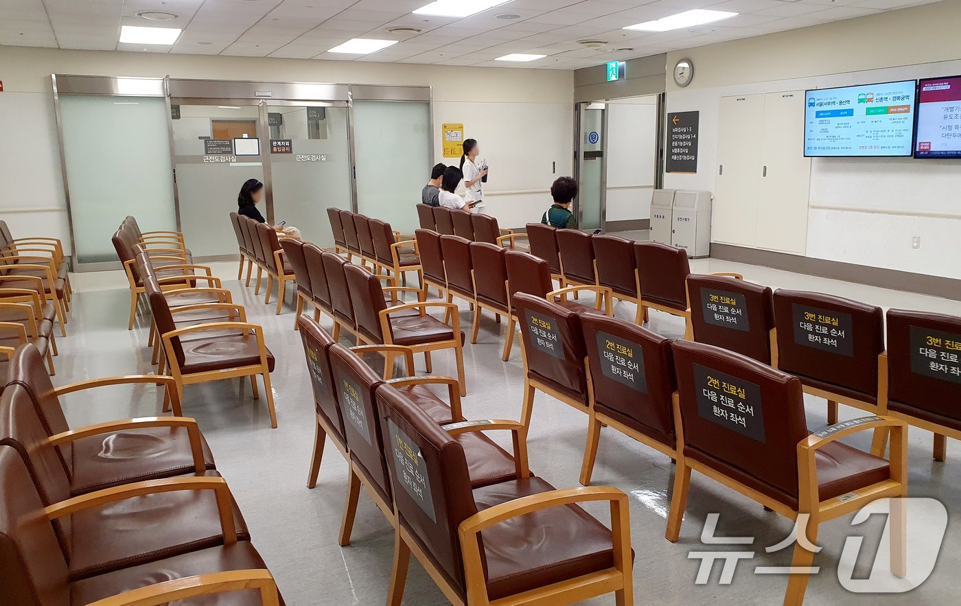 본문 이미지 - 연세 세브란스 교수들이 무기한 휴진에 돌입한 27일 오전 서울 서대문구 세브란스 병원 대기실이 진료시간을 앞두고 비교적 한산한 모습을 보이고 있다. 2024.6.27/뉴스1 ⓒ News1 장수영 기자