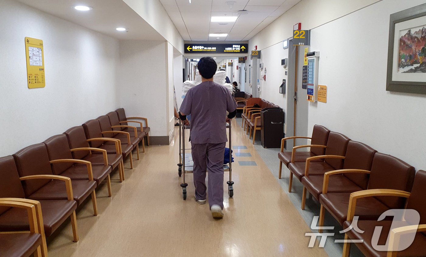 본문 이미지 - 연세 세브란스 교수들이 무기한 휴진에 돌입한 27일 오전 서울 서대문구 세브란스 병원 대기실이 진료시간을 앞두고 한산한 모습을 보이고 있다. 2024.6.27/뉴스1 ⓒ News1 장수영 기자