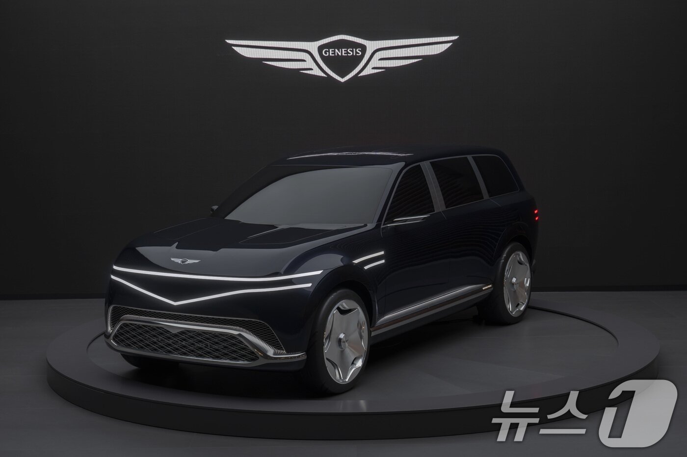 본문 이미지 - 부산 벡스코에서 열린 ‘2024 부산모빌리티쇼’ 프레스데이에서 제네시스 브랜드의 초대형 전동화 SUV ‘네오룬’ 콘셉트가 전시돼 있다. (제네시스 제공) 2024.6.27/뉴스1
