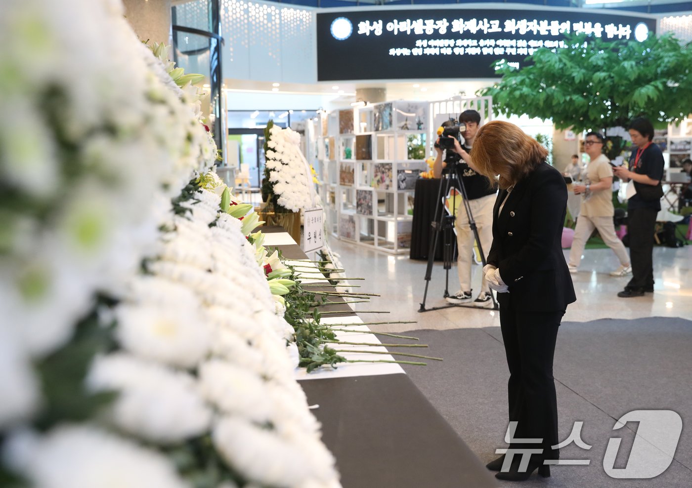 27일 오전 경기 화성시청 로비에 마련된 &#39;화성 아리셀 공장 화재사고 추모분향소&#39;에서 시민들이 희생자들을 추모하고 있다. 2024.6.27/뉴스1 ⓒ News1 김영운 기자