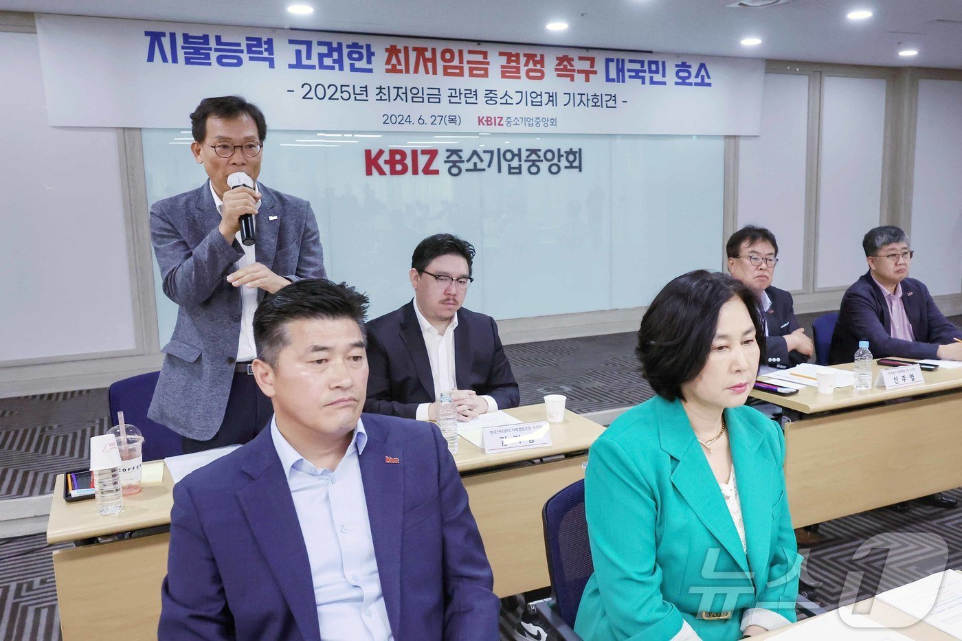 본문 이미지 - 이명로 중소기업중앙회 인력정책본부 상무가 27일 오전 서울 영등포구 여의도 중기중앙회에서 열린 '지불능력 고려한 최저임금 결정 촉구 대국민 호소 기자회견'에 참석해 취재진의 질문에 답하고 있다. 이날 참석자들은 호소문을 통해 지불능력이 취약한 업종에 최저임금을 구분 적용하고, 소기업･소상공인들의 최악의 경영사정을 고려해 최저임금을 현재 수준으로 결정해줄 것을 촉구했다. /뉴스1 ⓒ News1 민경석 기자