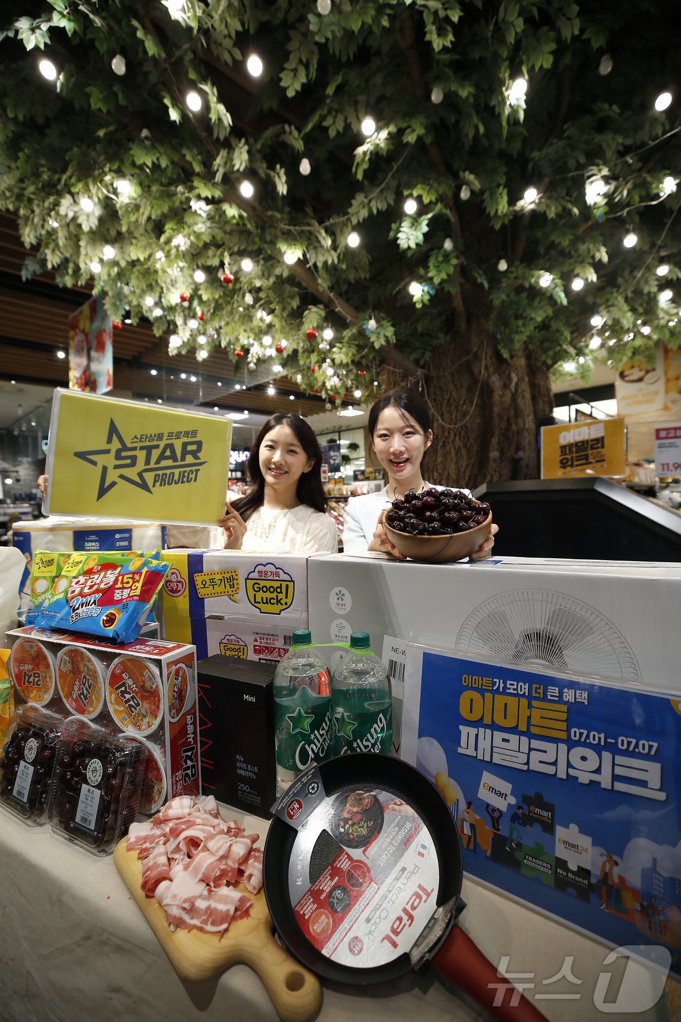 (서울=뉴스1) 권현진 기자 = 27일 서울 청계 이마트에서 모델들이 가격혜택을 극대화한 스타상품 15개 품목을 선보이고 있다.이마트와 트레이더스 홀세일 클럽, 노브랜드와 이마트에 …