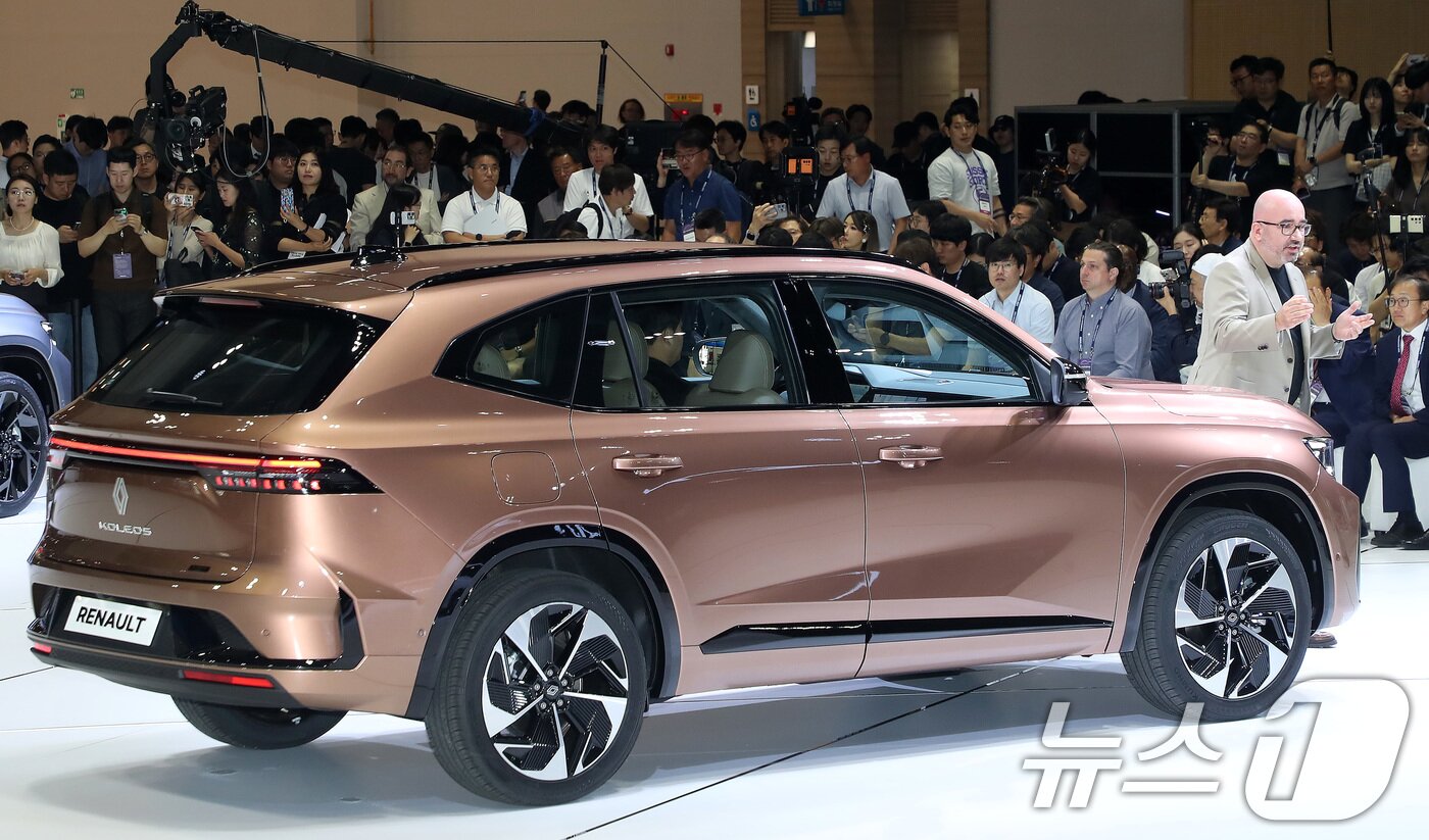 본문 이미지 - 27일 부산 해운대구 벡스코 제1전시장에서 열린 '2024 부산모빌리티쇼' 프레스데이 행사에서 르노코리아가 D세그먼트(준중형~중형) SUV(스포츠유틸리티) 신차 '그랑 콜레오스'(Grand Koleos)를 세계 최초로 공개하고 있다. 2024.6.27/뉴스1 ⓒ News1 윤일지 기자