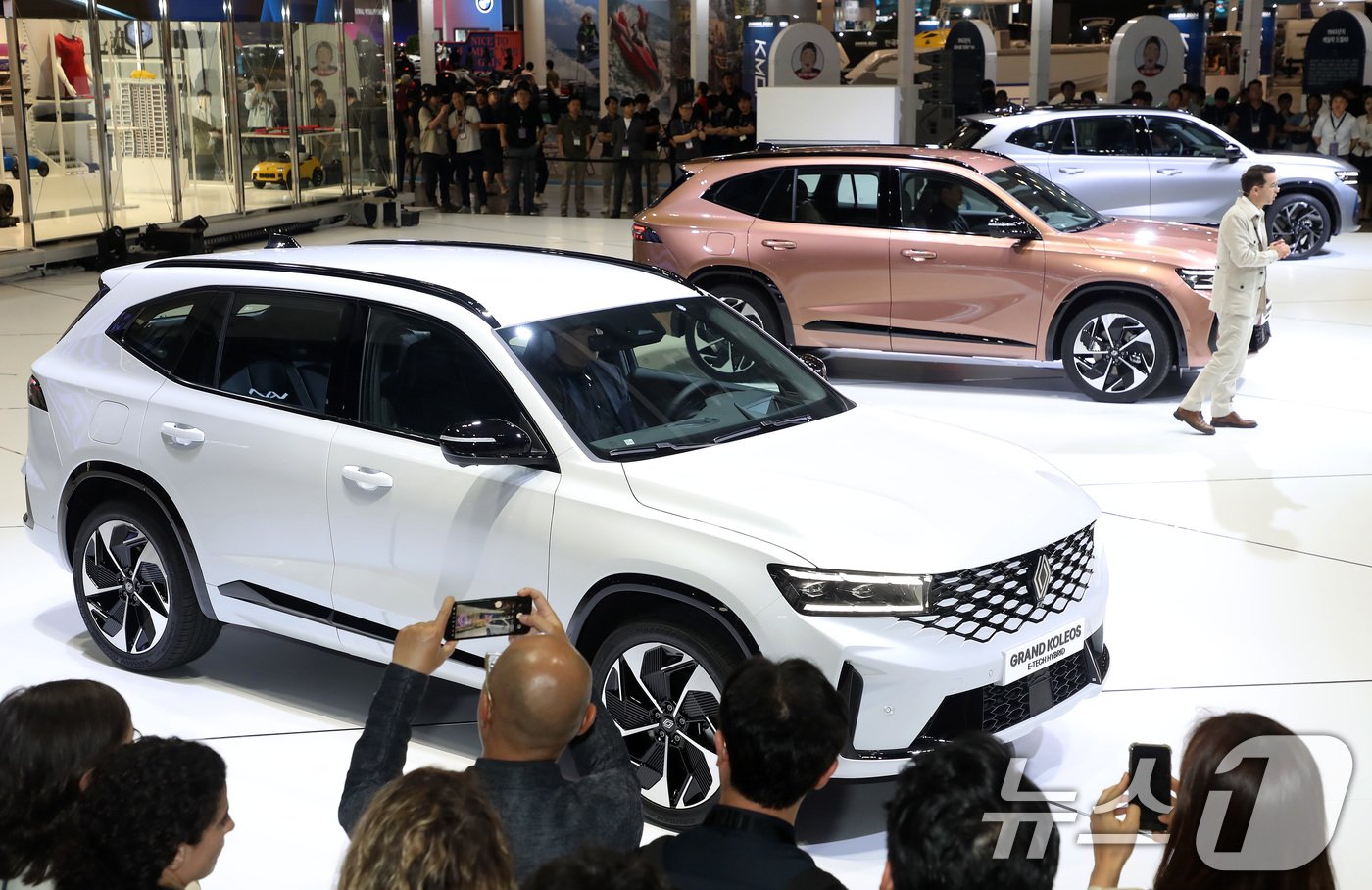 본문 이미지 - 27일 부산 해운대구 벡스코 제1전시장에서 열린 '2024 부산모빌리티쇼' 프레스데이 행사에서 르노코리아가 D세그먼트(준중형~중형) SUV(스포츠유틸리티) 신차 '그랑 콜레오스'(Grand Koleos)를 세계 최초로 공개하고 있다. 2024.6.27/뉴스1 ⓒ News1 윤일지 기자