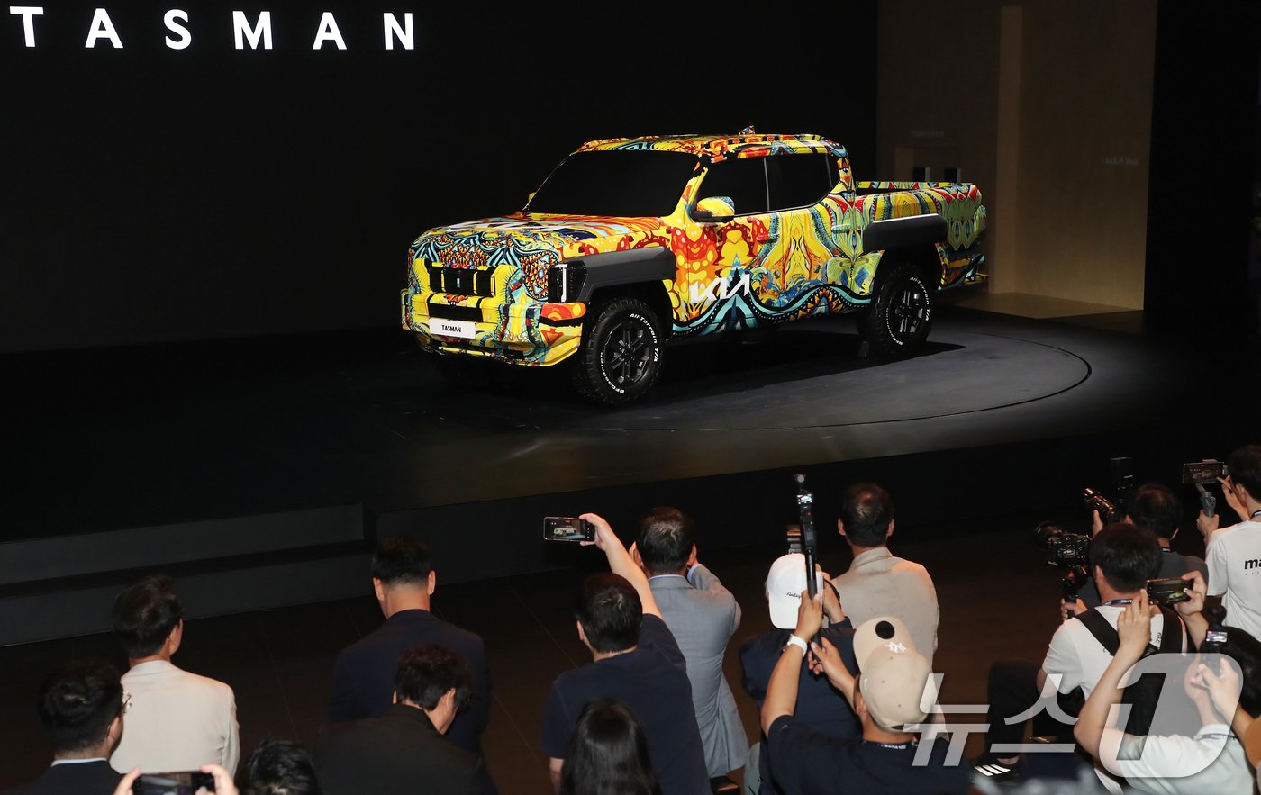 본문 이미지 - 27일 부산 해운대구 벡스코 제1전시장에서 열린 '2024 부산모빌리티쇼' 프레스데이 행사에서 기아차가 브랜드 첫 픽업트럭인 '더 기아 타스만'의 전용 위장막 전시차를 국내 최초로 공개하고 있다. 2024.6.27/뉴스1 ⓒ News1 윤일지 기자