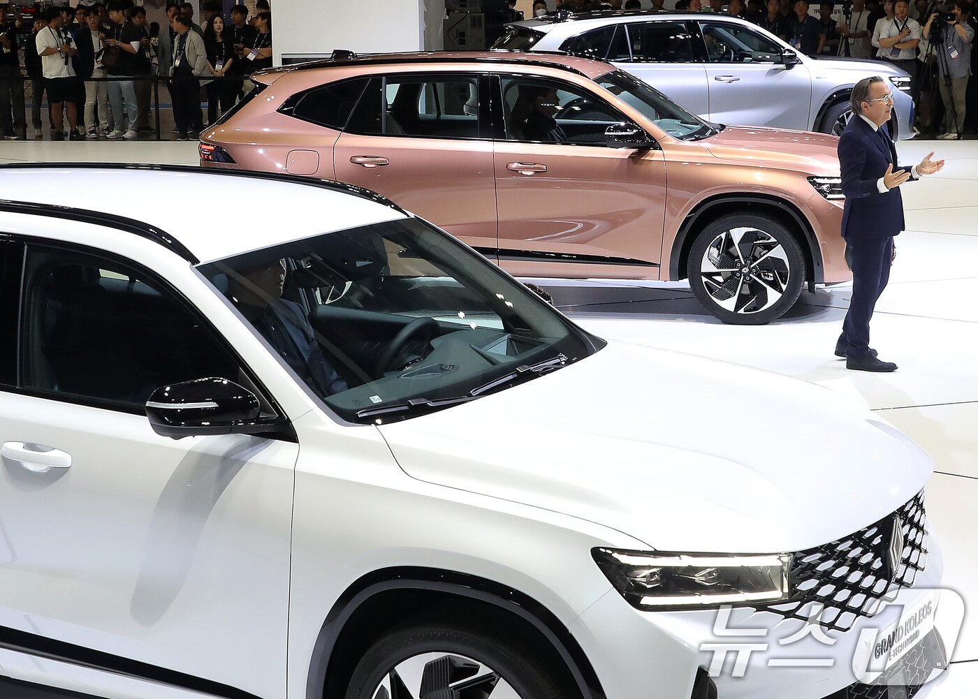 본문 이미지 - 27일 부산 해운대구 벡스코 제1전시장에서 열린 '2024 부산모빌리티쇼' 프레스데이 행사에서 르노코리아가 D세그먼트(준중형~중형) SUV(스포츠유틸리티) 신차 '그랑 콜레오스'(Grand Koleos)를 세계 최초로 공개하고 있다.2024.6.27/뉴스1 ⓒ News1 윤일지 기자