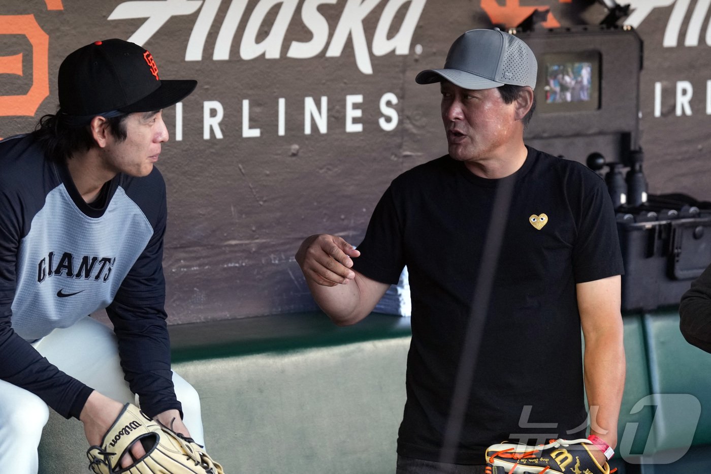 본문 이미지 - 시구 전 아들 이정후(왼쪽)와 이야기를 나누는 이종범 코치. 이정후의 오른손 글러브가 눈길을 끈다. ⓒ 로이터=뉴스1