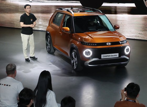 본문 이미지 - 27일 부산 해운대구 벡스코 제1전시장에서 열린 '2024 부산모빌리티쇼' 프레스데이 행사에서 현대차가 경형 전기차인 '캐스퍼 일렉트릭'을 세계 최초로 공개하고 있다. 2024.6.27/뉴스1 ⓒ News1 윤일지 기자