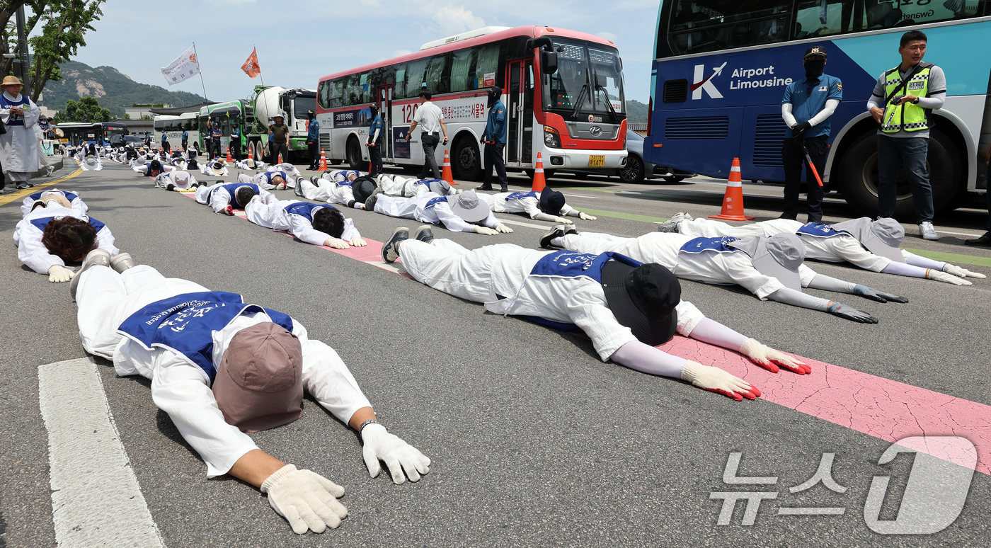 (서울=뉴스1) 이동해 기자 = 전국장애인부모연대 회원들이 27일 서울 종로구 정부서울청사 앞에서 발달장애인 권리보장 등을 촉구하며 오체투지 행진을 하고 있다. 2024.6.27/ …