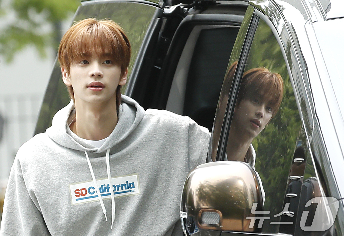 (서울=뉴스1) 권현진 기자 = 투어스 신유가 라디오 '두시 탈출 컬투쇼'를 위해 27일 서울 양천구 목동 SBS에 도착해 하차하고 있다. 2024.6.27/뉴스1