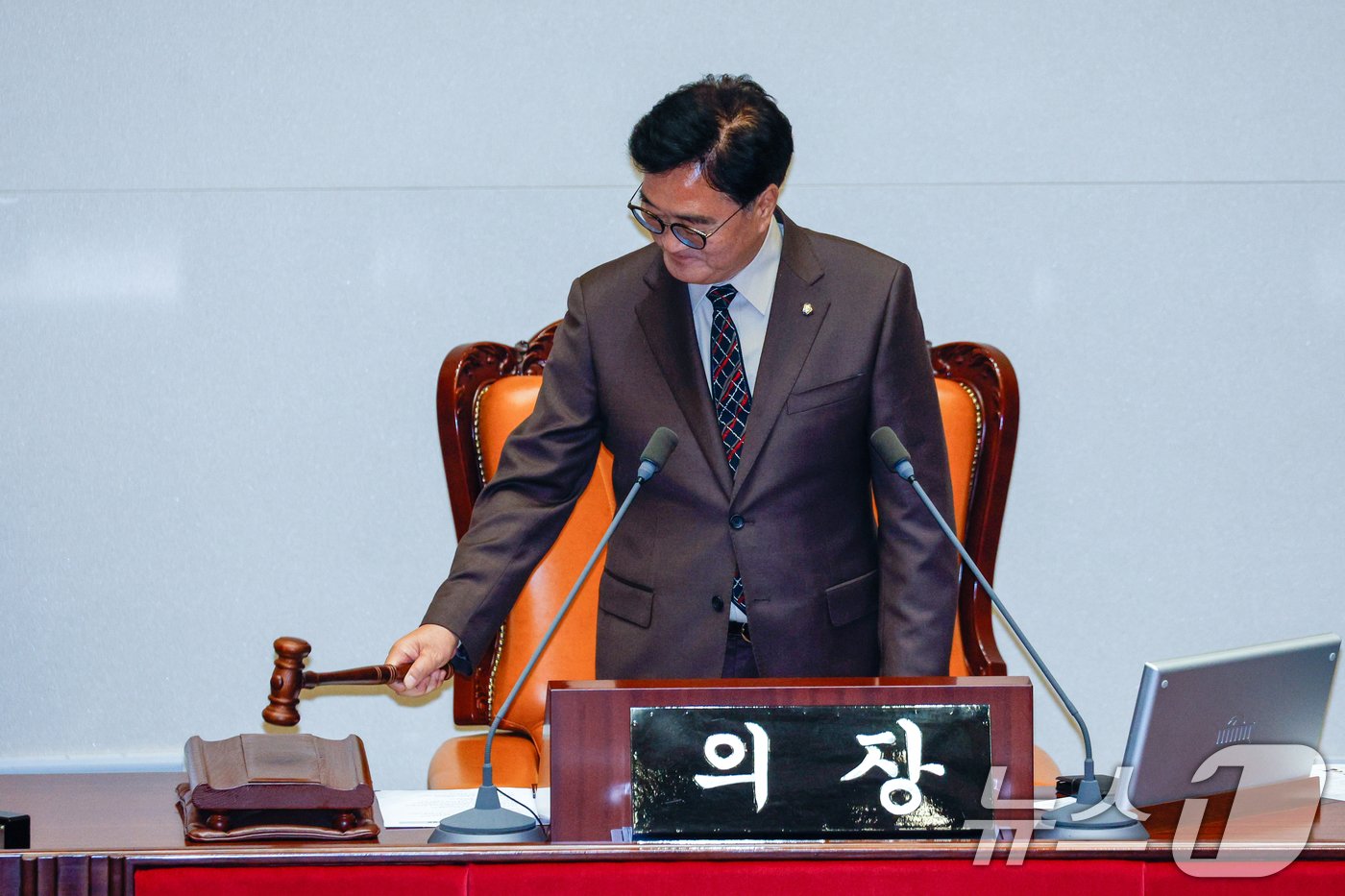 본문 이미지 - 우원식 국회의장이 27일 오후 서울 여의도 국회에서 열린 제415회국회(임시회) 제3차 본회의에서 의사봉을 두드리고 있다. 2024.6.27/뉴스1 ⓒ News1 안은나 기자