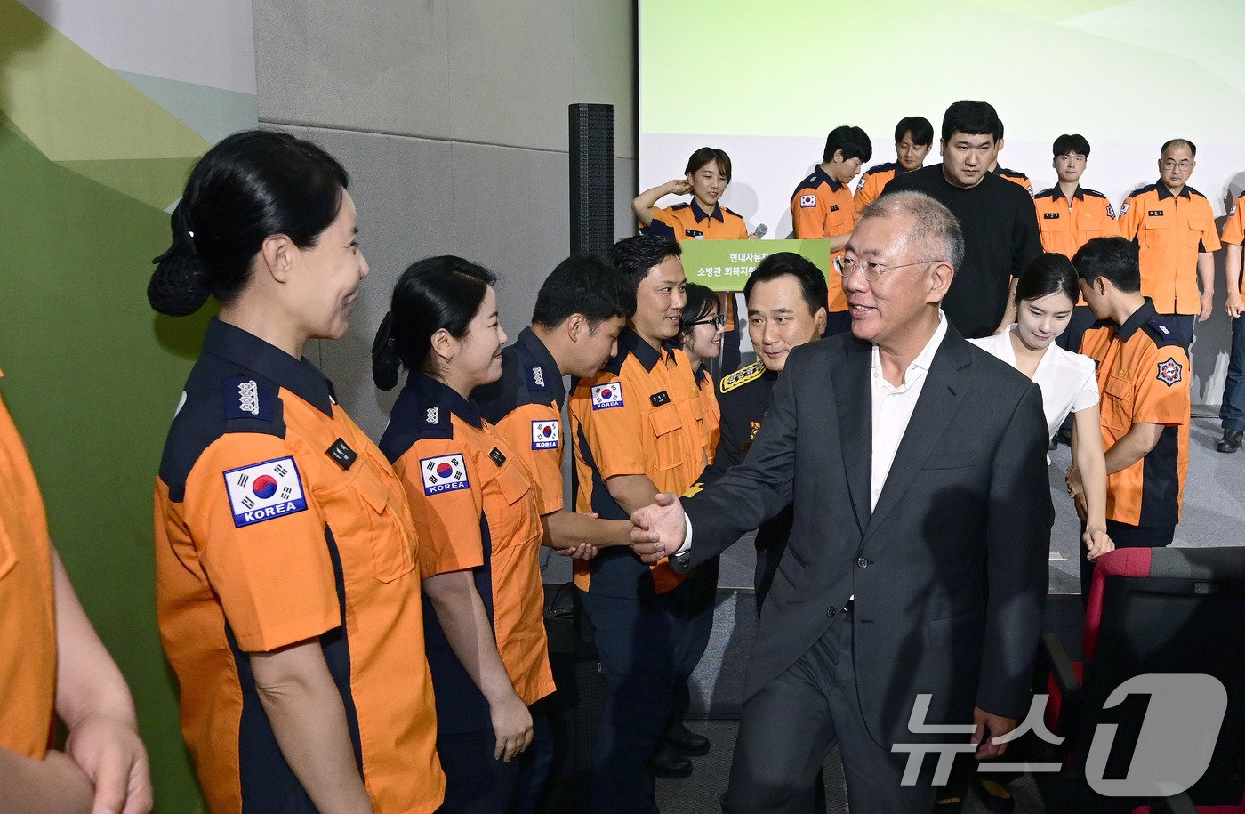 정의선 현대자동차그룹 회장이 27일 제주도 제주시 구좌읍에서 열린 &#39;소방관 회복지원 수소버스&#39; 전달식에서 소방관들과 인사를 나누고 있다. 현대차는 재난현장 소방관들의 과로와 탈진을 예방하고 심신회복을 돕기 위한 회복지원차를 기부해 오고 있으며, 이번이 여덟 번째다. &#40;현대차그룹 제공&#41; 2024.6.27/뉴스1