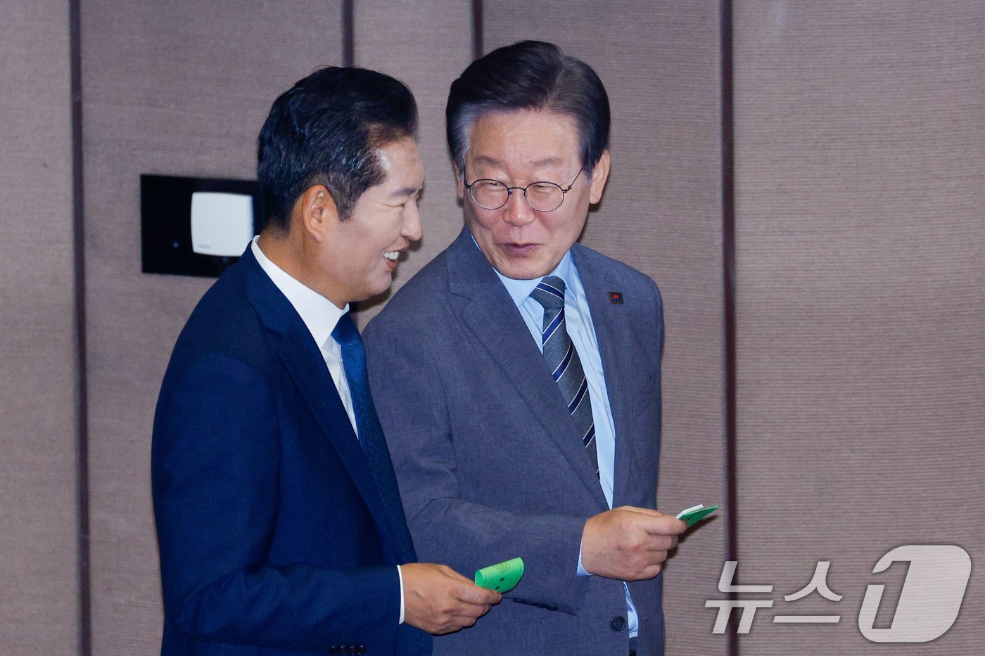 본문 이미지 - 이재명 더불어민주당 전 대표와 정청래 의원이 27일 오후 서울 여의도 국회에서 열린 제415회국회(임시회) 제3차 본회의에서 국회부의장 선거 투표를 위해 기표소를 나서며 대화하고 있다. 2024.6.27/뉴스1 ⓒ News1 안은나 기자