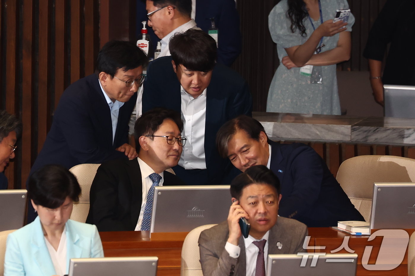 조국 조국혁신당 대표와 이준석 개혁신당 의원, 박범계 더불어민주당 의원 등이 27일 오후 서울 여의도 국회에서 열린 제415회국회&#40;임시회&#41; 제3차 본회의에서 국회부의장 선거 투표를 마치고 대화하고 있다. 2024.6.27/뉴스1 ⓒ News1 김민지 기자