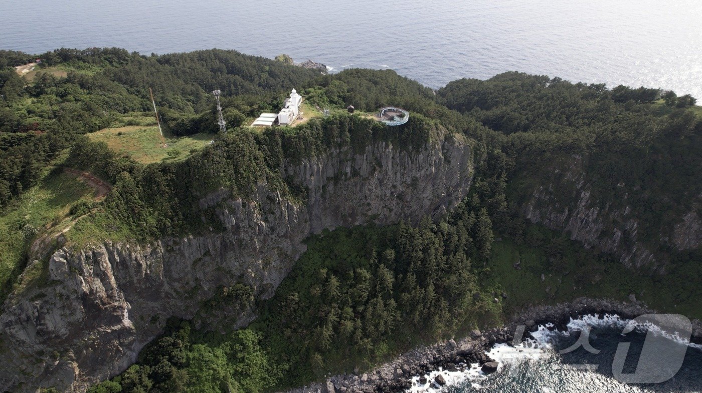 본문 이미지 - 울릉군 서면 태하리 대풍감 절벽 위 울릉도 국가배경측정소 모습 ⓒ 뉴스1 황덕현 기자