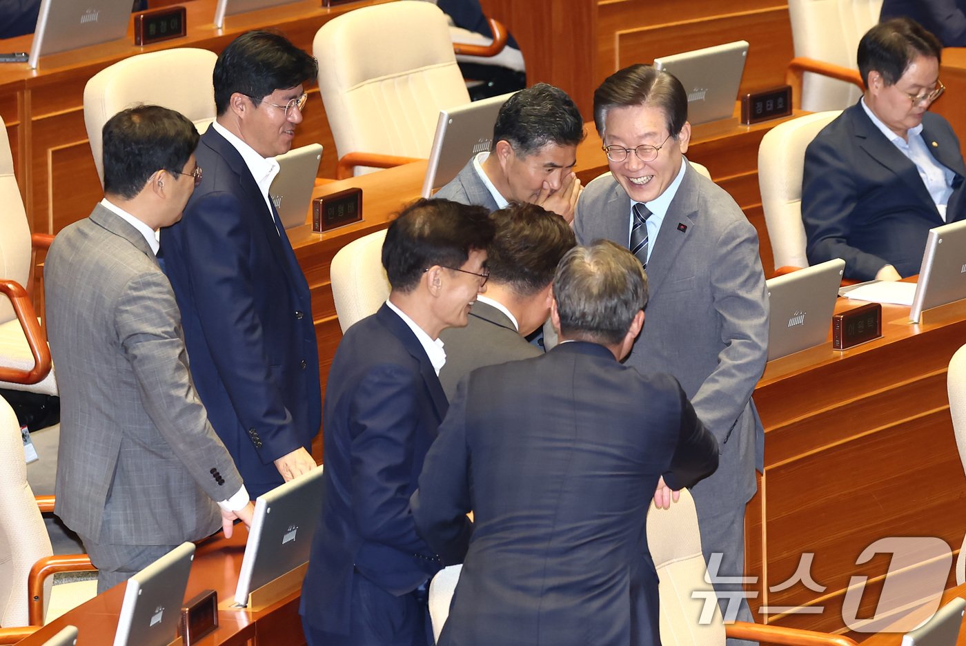 이재명 더불어민주당 전 대표가 27일 오후 서울 여의도 국회에서 열린 제415회국회&#40;임시회&#41; 제3차 본회의에서 국회부의장 선거 투표를 마치고 동료 의원들과 인사하고 있다. 2024.6.27/뉴스1 ⓒ News1 김민지 기자