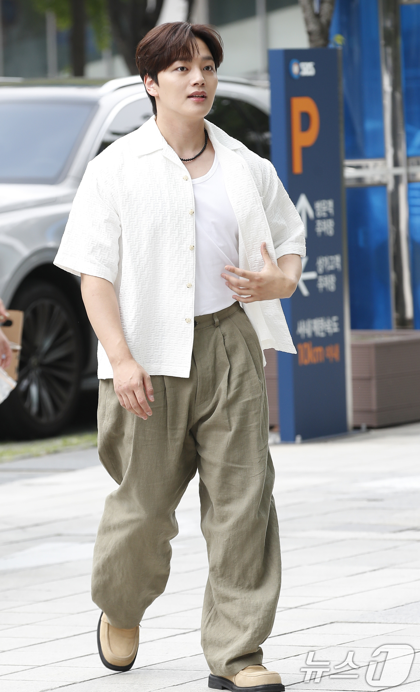 (서울=뉴스1) 권현진 기자 = 배우 여진구가 라디오 '두시 탈출 컬투쇼'를 위해 27일 서울 양천구 목동 SBS에 도착해 이동을 하고 있다. 2024.6.27/뉴스1