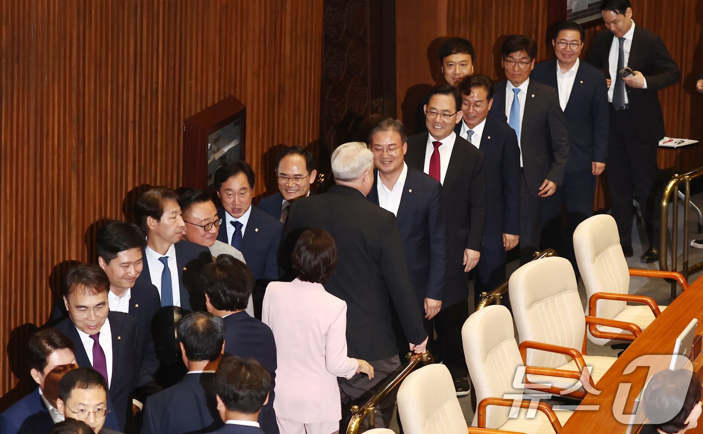 본문 이미지 - 27일 오후 서울 여의도 국회에서 열린 제415회국회(임시회) 제3차 본회의에서 여야 의원들이 국회부의장 선거에 투표하기 위해 줄 서 있다. 2024.6.27/뉴스1 ⓒ News1 김민지 기자