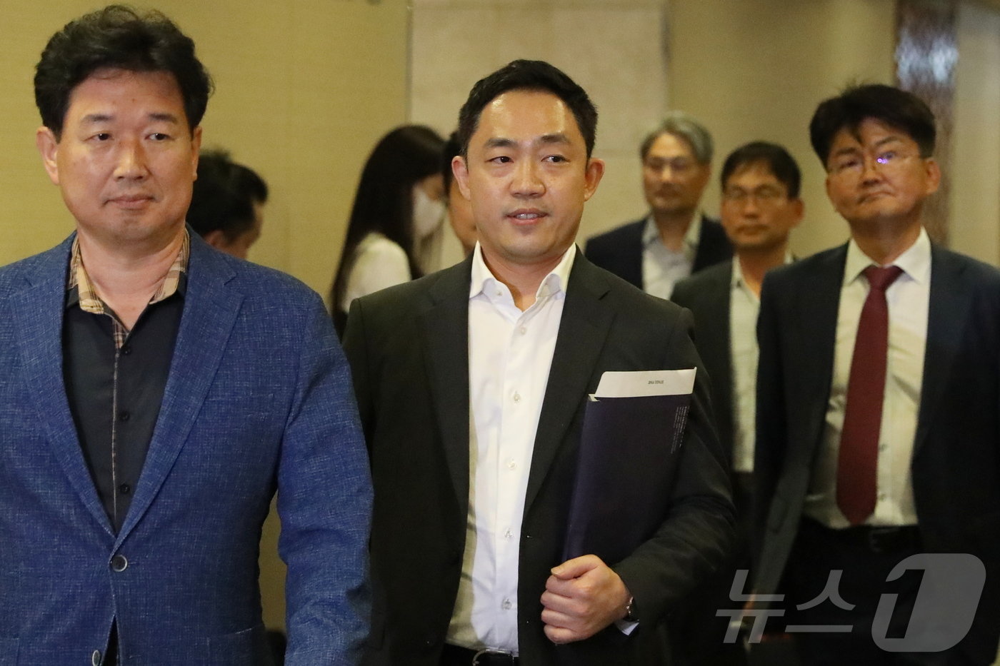 본문 이미지 - 서상원 스테이지엑스 대표가 27일 서울 마포구 모처에서 열린 제4이동통신사 후보 자격 취소에 대한 청문회 장소에 입장하고 있다. 스테이지엑스는 올해 2월 신규 통신사업자로 선정돼 기대를 모았으나 과학기술정보통신부는 '자본금 납입 미이행'을 이유로 청문 절차를 거쳐 주파수 할당 대상 법인 선정 취소 여부를 최종 결정하겠다고 밝혔다. 2024.6.27/뉴스1 ⓒ News1 김민재 기자