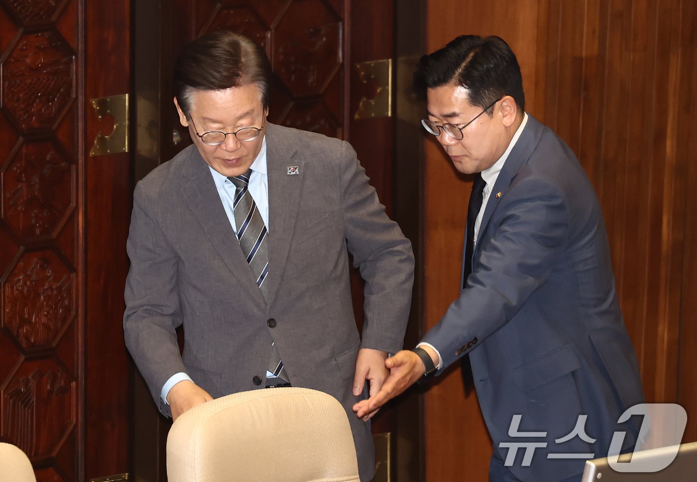 본문 이미지 - 이재명 더불어민주당 전 대표가 27일 오후 서울 여의도 국회에서 열린 제415회국회(임시회) 제3차 본회의에 참석, 박찬대 당대표 직무대행 겸 원내대표의 안내를 받고 있다. 2024.6.27/뉴스1 ⓒ News1 김민지 기자