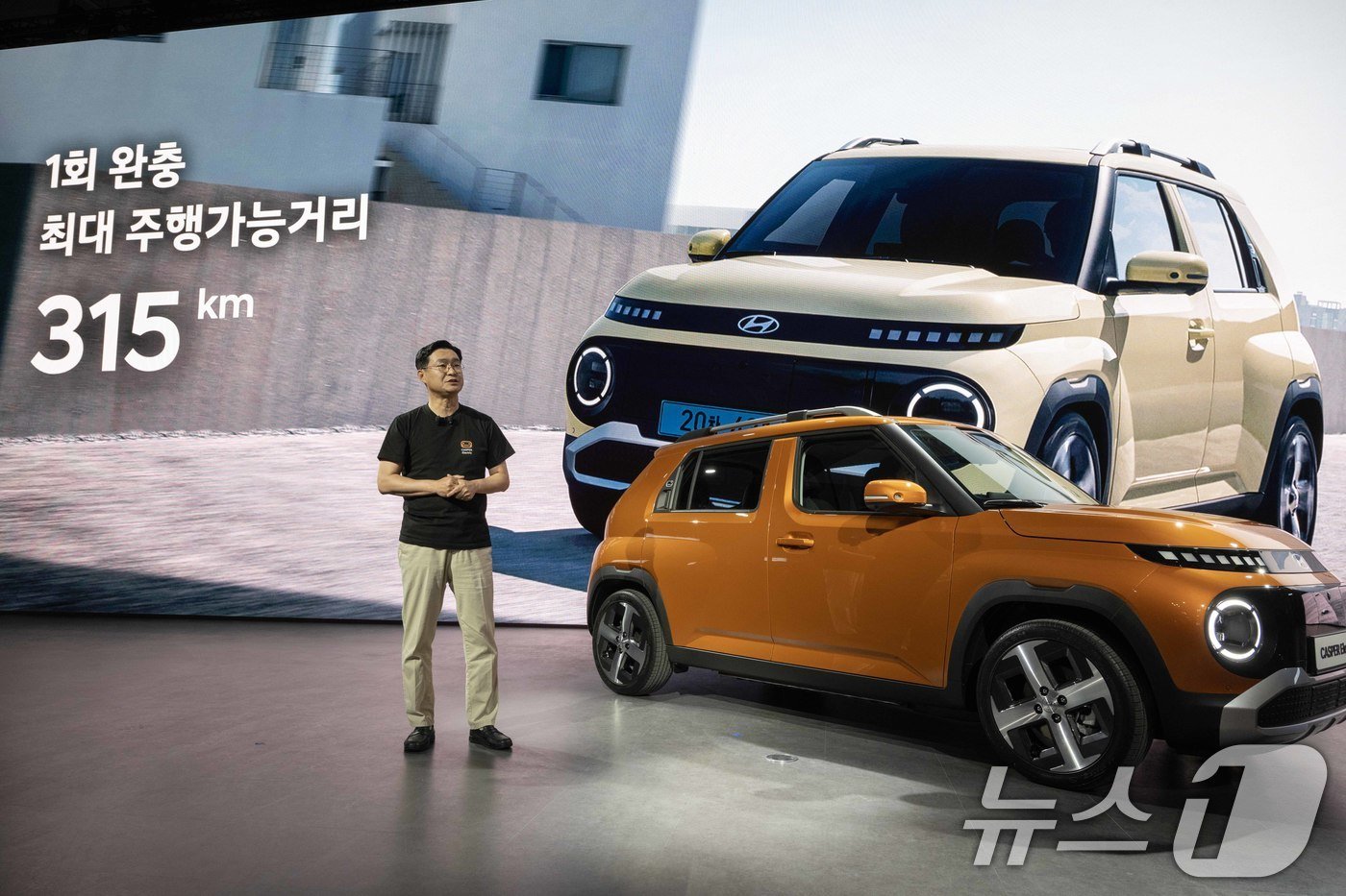 본문 이미지 - 현대자동차 국내사업본부장 정유석 부사장이 27일 부산 벡스코에서 열린 ‘2024 부산모빌리티쇼’ 보도발표회에서 경형 전기 SUV '캐스퍼 일렉트릭'을 소개하고 있다. 현대차는 캐스퍼 일렉트릭에 49kWh급 NCM(니켈·코발트·망간) 배터리를 탑재해 315㎞에 달하는 1회 충전 주행가능거리를 달성했다. 또한 10%에서 80%까지 단 30분만에 충전이 가능해 충분한 도심주행이 가능하다. (현대자동차 제공) 2024.6.27/뉴스1