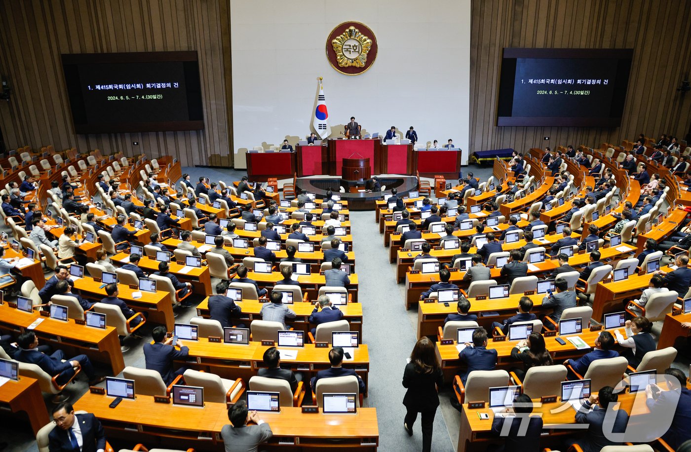 우원식 국회의장이 27일 오후 서울 여의도 국회에서 열린 제415회 국회&#40;임시회&#41; 제3차 본회의에서 의사봉을 두드리고 있다. 2024.6.27/뉴스1 ⓒ News1 안은나 기자