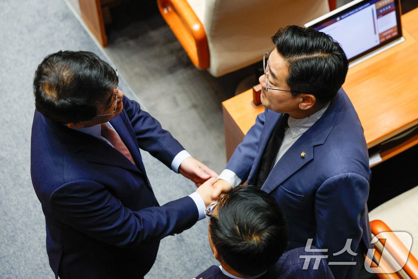 본문 이미지 - 배준영 국민의힘 원내수석부대표(왼쪽부터), 박성준 더불어민주당 원내수석부대표, 박찬대원내대표가 27일 오후 서울 여의도 국회에서 열린 제415회국회(임시회) 제3차 본회의에서 대화하고 있다. 2024.6.27/뉴스1 ⓒ News1 안은나 기자