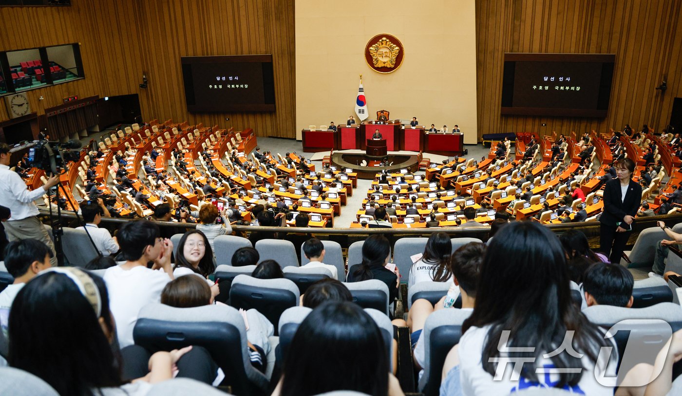 27일 오후 서울 여의도 국회에서 열린 제415회국회&#40;임시회&#41; 제3차 본회의를 방청하러온 학생들이 국회 부의장에 선출된 주호영 국민의힘 의원의 당선 소감을 듣고 있다. 2024.6.27/뉴스1 ⓒ News1 안은나 기자