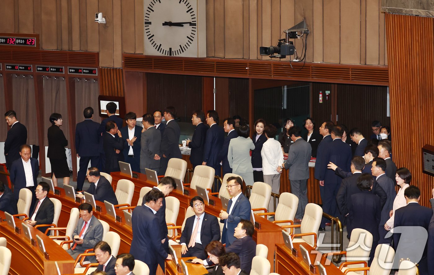 본문 이미지 - 27일 오후 서울 여의도 국회에서 열린 제415회국회(임시회) 제3차 본회의에서 여야 의원들이 국회 정무위원장 선거 투표를 위해 줄 서 있다.  2024.6.27/뉴스1 ⓒ News1 김민지 기자