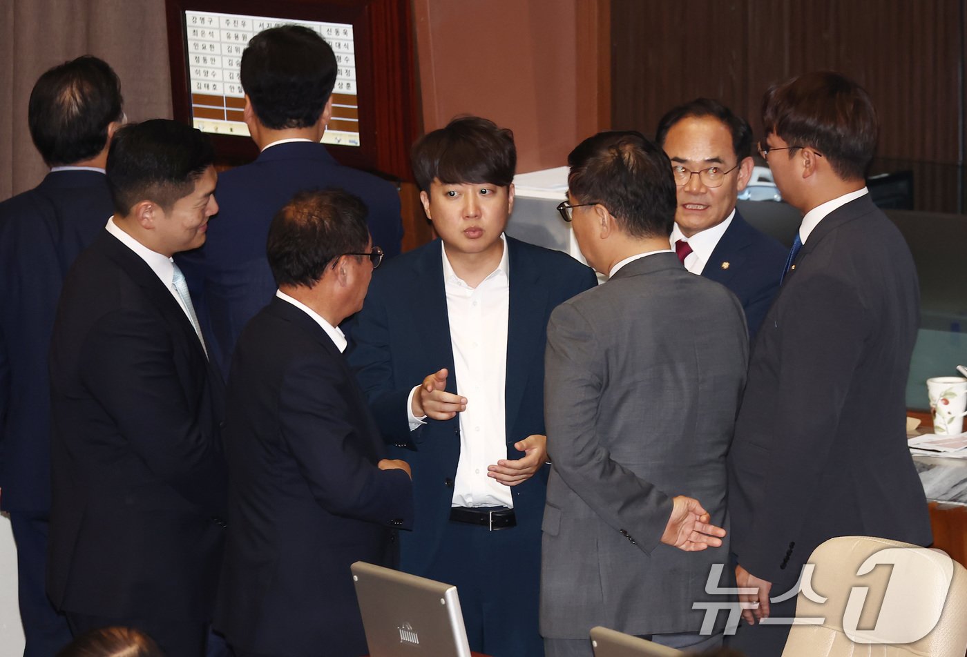 본문 이미지 - 이준석 개혁신당 의원, 김재섭 국민의힘 의원 등이 27일 오후 서울 여의도 국회에서 열린 제415회국회(임시회) 제3차 본회의에서 상임위원장 투표를 위해 줄 서 있다. 2024.6.27/뉴스1 ⓒ News1 김민지 기자