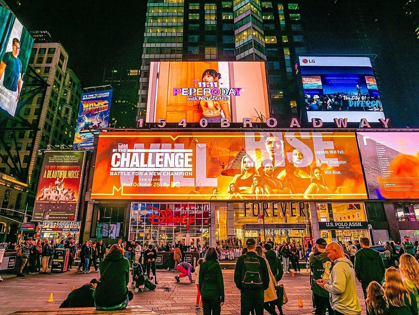 롯데웰푸드 미국 뉴욕 타임스퀘어 전광판의 뉴진스 빼빼로 글로벌 캠페인 옥외광고&#40;롯데 제공&#41;