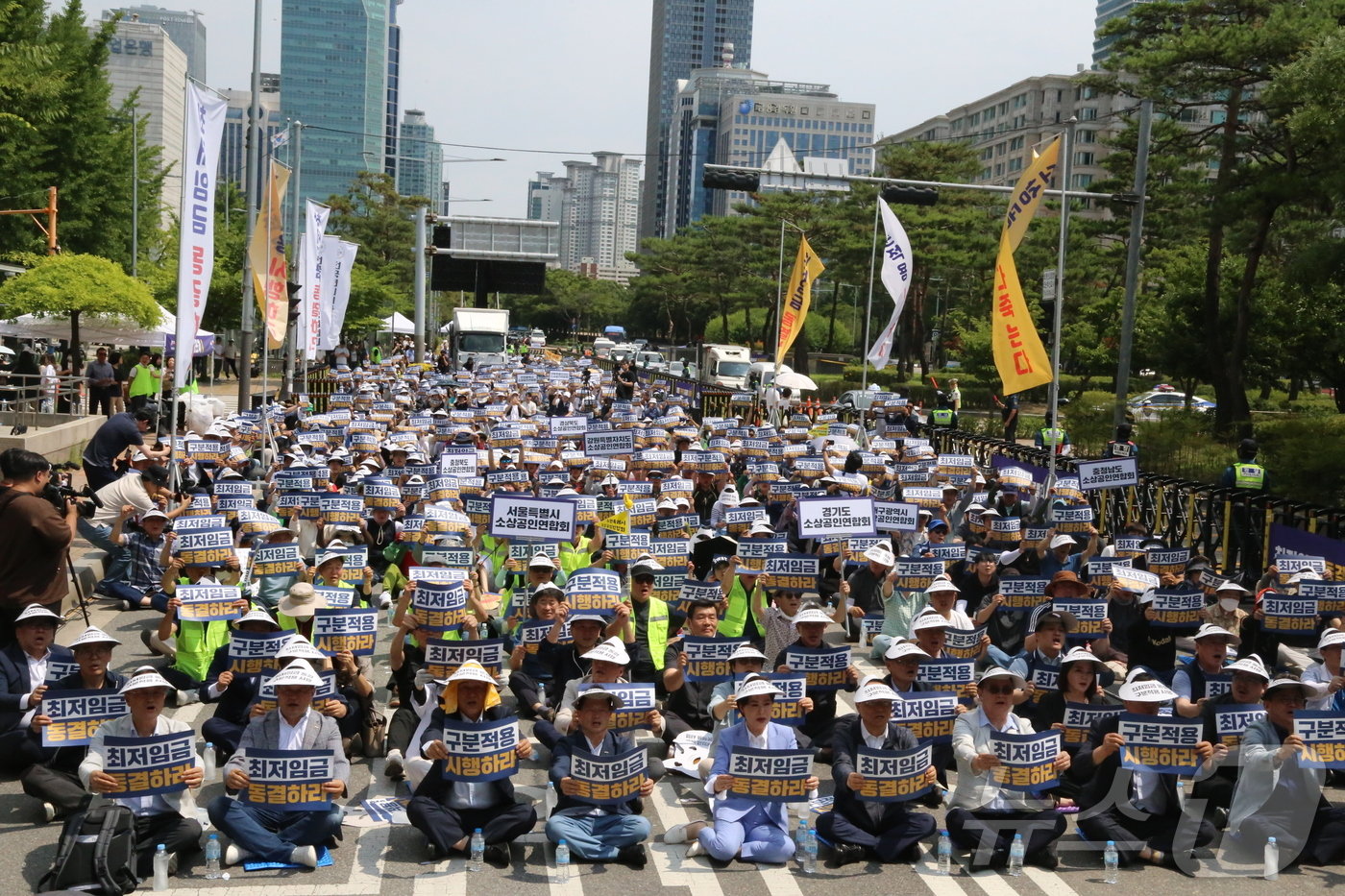 본문 이미지 - 소상공인 2000여명이 모여 최저임금 제도 개선을 촉구하고 있다.(소상공인연합회 제공)